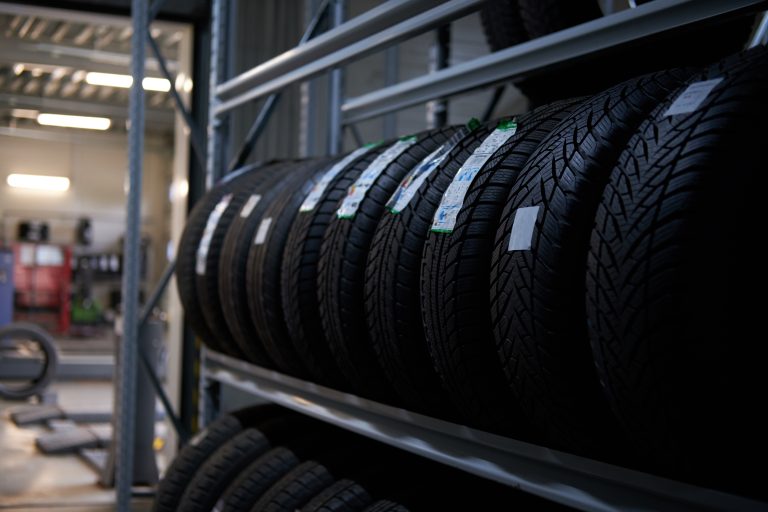 Miksi auto nykii kiihdyttäessä tai tasaisessa ajossa?